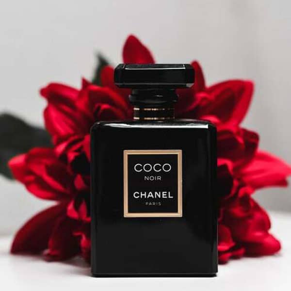 10 عطر و ادکلن زنانه 1400 | پرفروش ترین ادکلن های زنانه 1400