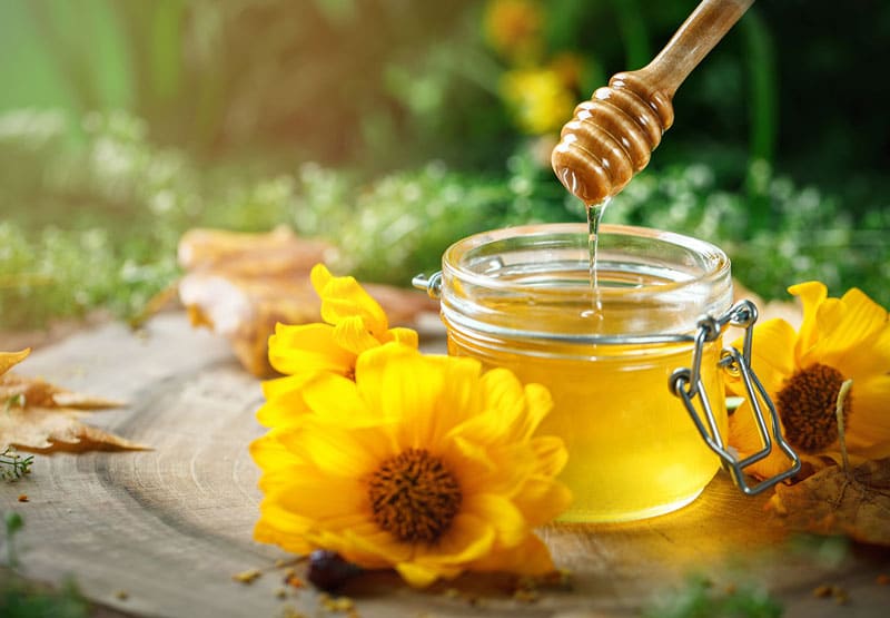 روش‌های خانگی برای کاهش تیرگی پوست با عسل و نیشکر